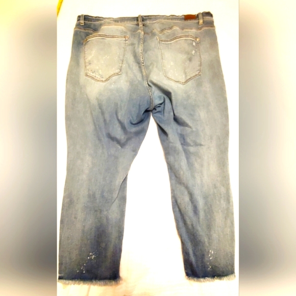 SZ 24W DISTRESSED BOYFRIEND JUDY BLUE JEANS WITH FRAYED HEM - Picture 2 of 11